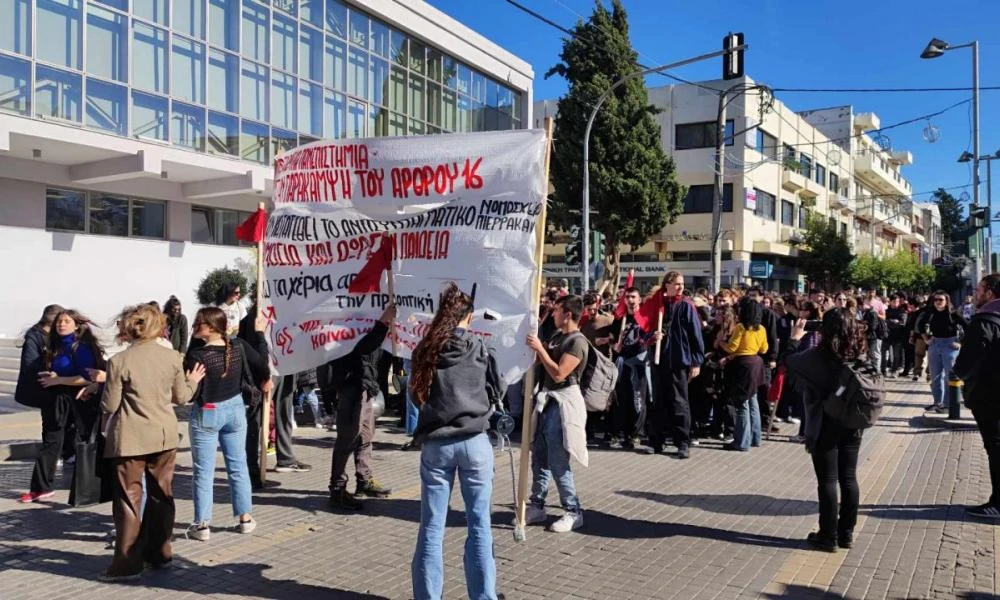 Κραυγή υπερήλικα μικροπωλητή σε χιλιάδες φοιτητές στο Σύνταγμα: "Να πάτε να δουλέψετε ρε που κάνετε συνδικαλισμό με τα ρόπαλα"